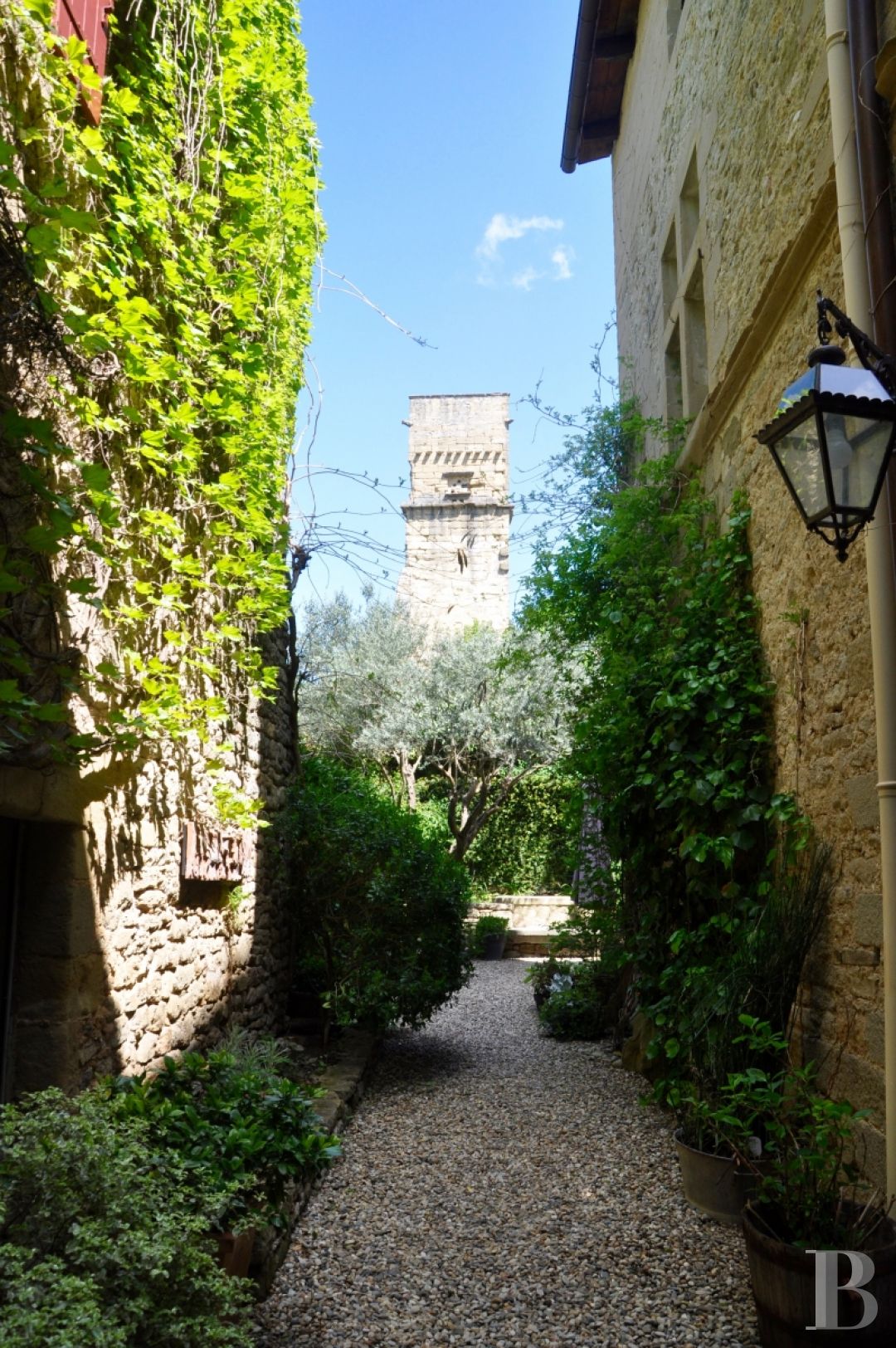 Entre Alès et Uzès, au cœur d’un village de la Provence gardoise, une paisible demeure seigneuriale animée d’un esprit contemporain - photo  n°6