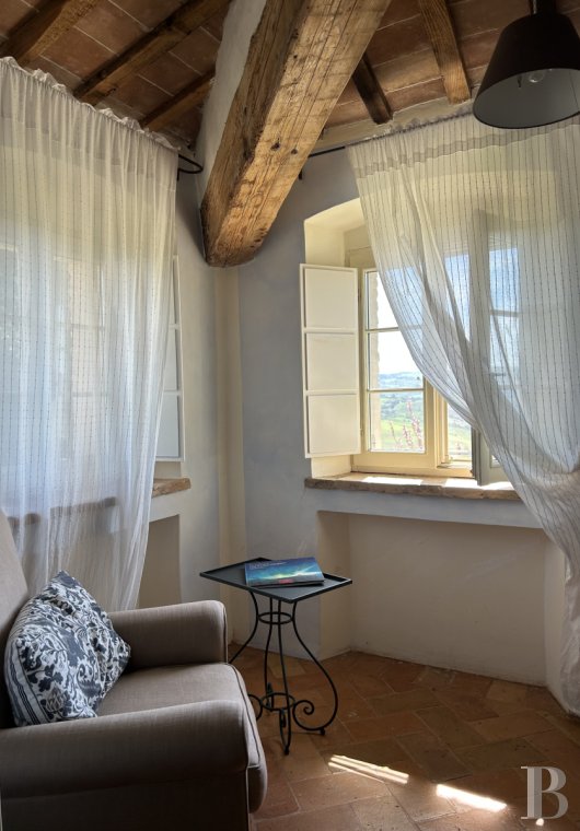 En Italie centrale, dans la région des Marches et à proximité d’Urbino, une ancienne ferme du 15e siècle dominant la campagne - photo  n°10