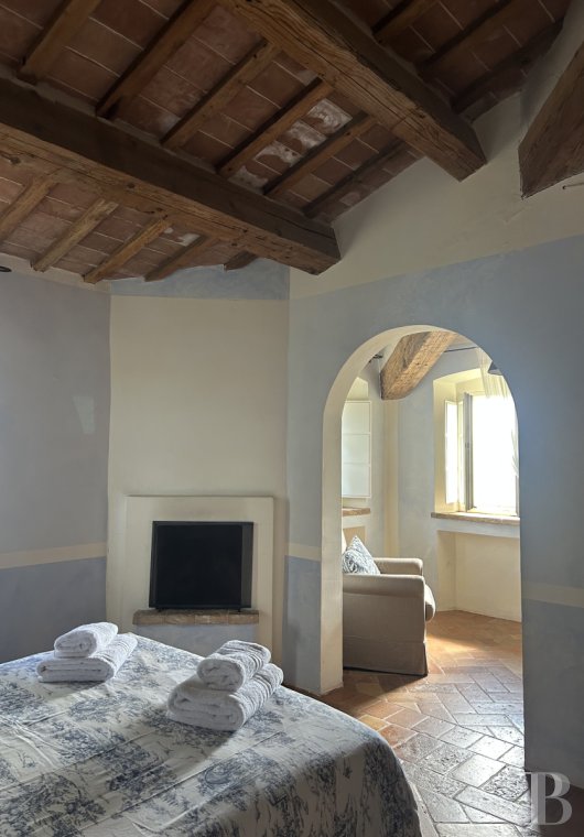 En Italie centrale, dans la région des Marches et à proximité d’Urbino, une ancienne ferme du 15e siècle dominant la campagne - photo  n°9