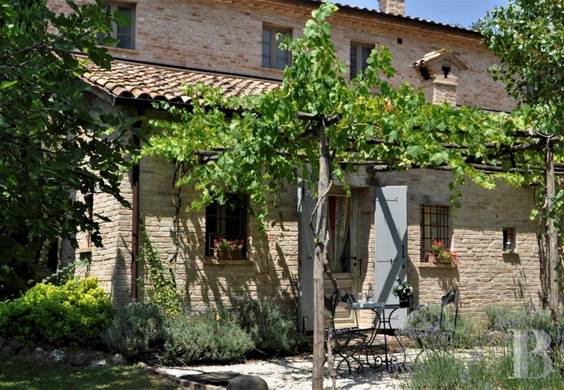En Italie centrale, dans la région des Marches et à proximité d’Urbino, une ancienne ferme du 15e siècle dominant la campagne - photo  n°3