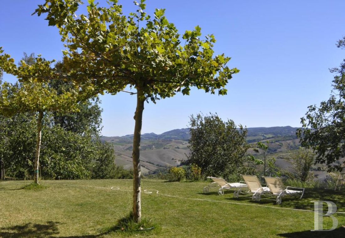 En Italie centrale, dans la région des Marches et à proximité d’Urbino, une ancienne ferme du 15e siècle dominant la campagne - photo  n°2