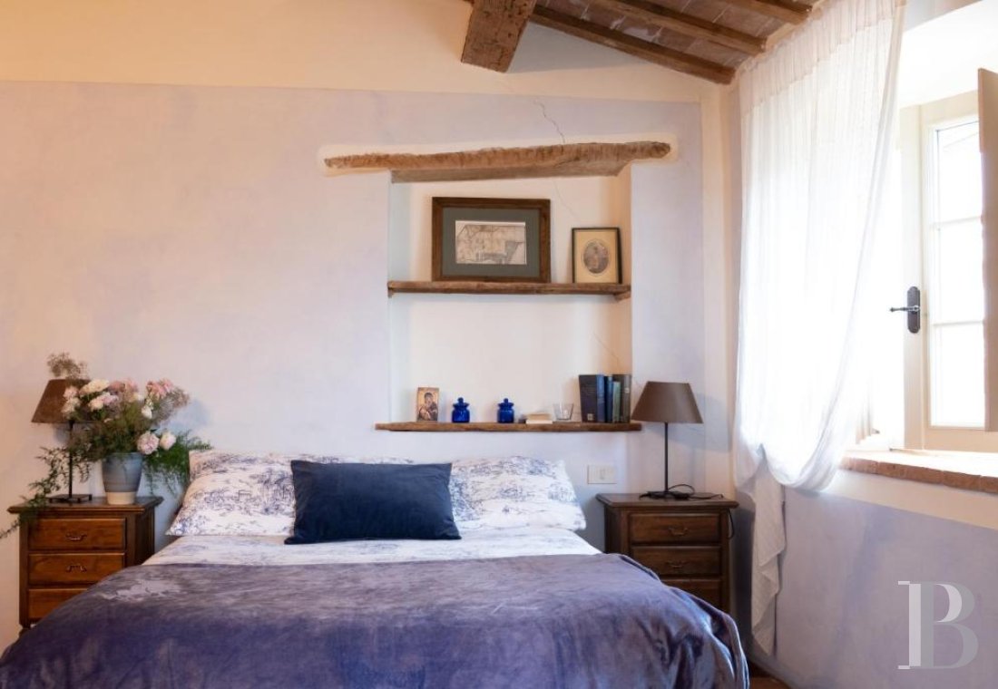 En Italie centrale, dans la région des Marches et à proximité d’Urbino, une ancienne ferme du 15e siècle dominant la campagne - photo  n°8