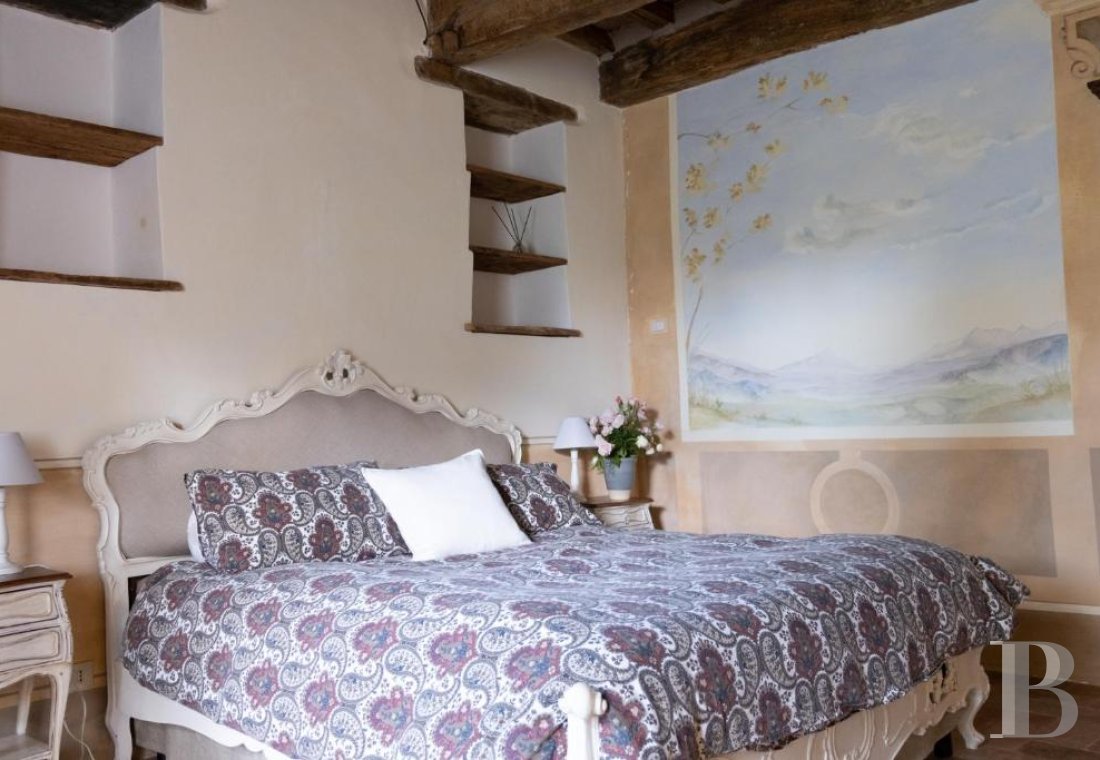 En Italie centrale, dans la région des Marches et à proximité d’Urbino, une ancienne ferme du 15e siècle dominant la campagne - photo  n°11