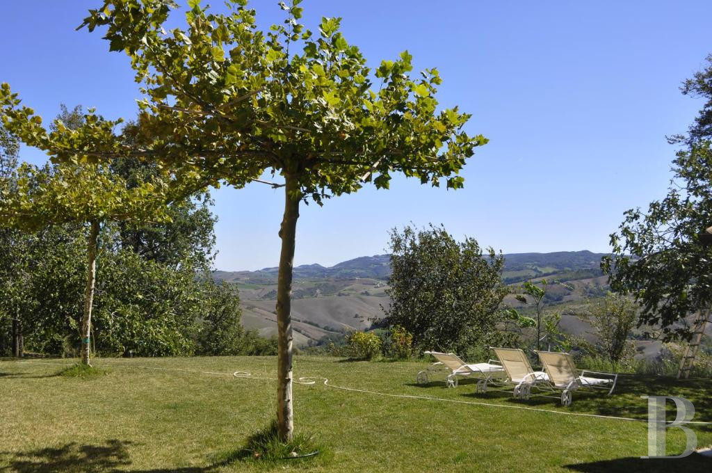 En Italie centrale, dans la région des Marches et à proximité d’Urbino, une ancienne ferme du 15e siècle dominant la campagne - photo  n°2
