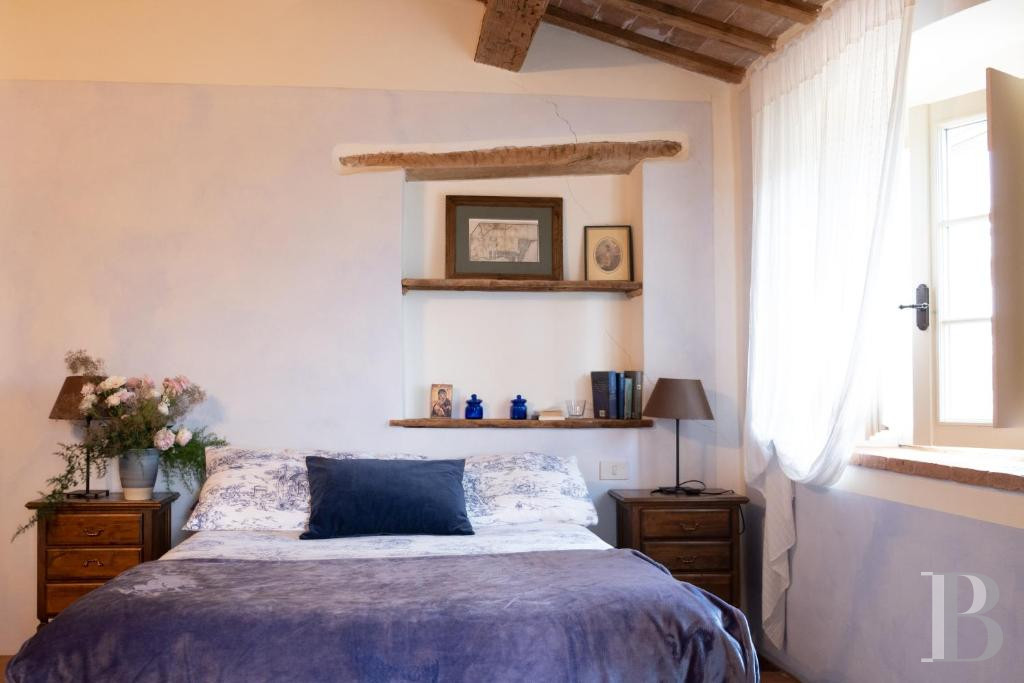 En Italie centrale, dans la région des Marches et à proximité d’Urbino, une ancienne ferme du 15e siècle dominant la campagne - photo  n°8