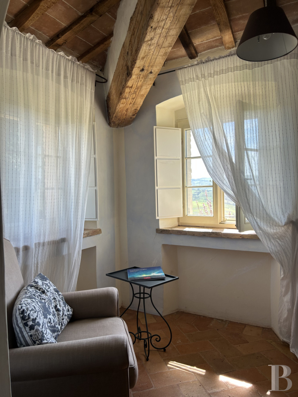 En Italie centrale, dans la région des Marches et à proximité d’Urbino, une ancienne ferme du 15e siècle dominant la campagne - photo  n°10