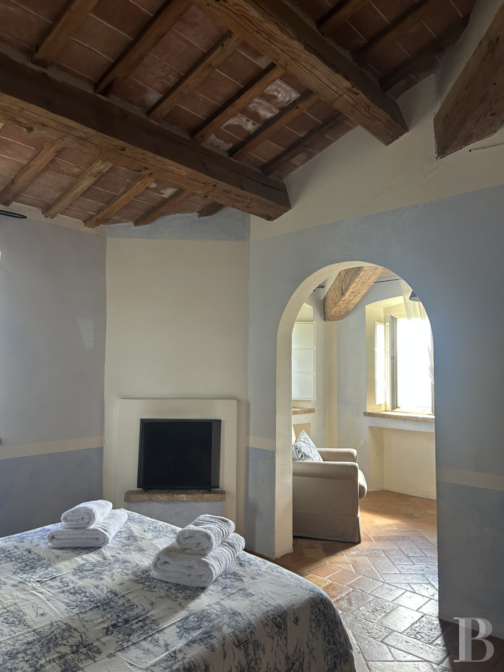 En Italie centrale, dans la région des Marches et à proximité d’Urbino, une ancienne ferme du 15e siècle dominant la campagne - photo  n°9