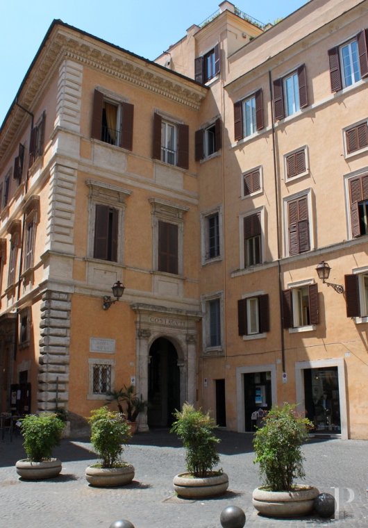 A vast, completely renovated apartment on the top floor of a 16th-century palazzo in Rome - photo  n°27