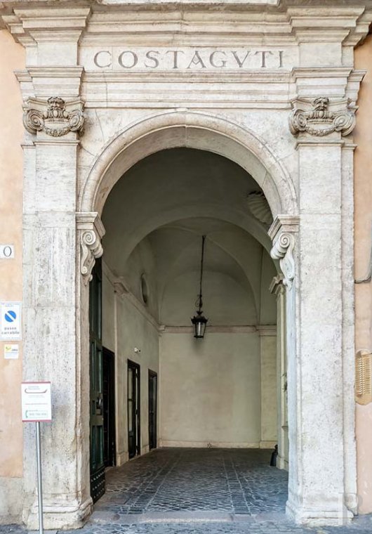 A vast, completely renovated apartment on the top floor of a 16th-century palazzo in Rome - photo  n°26
