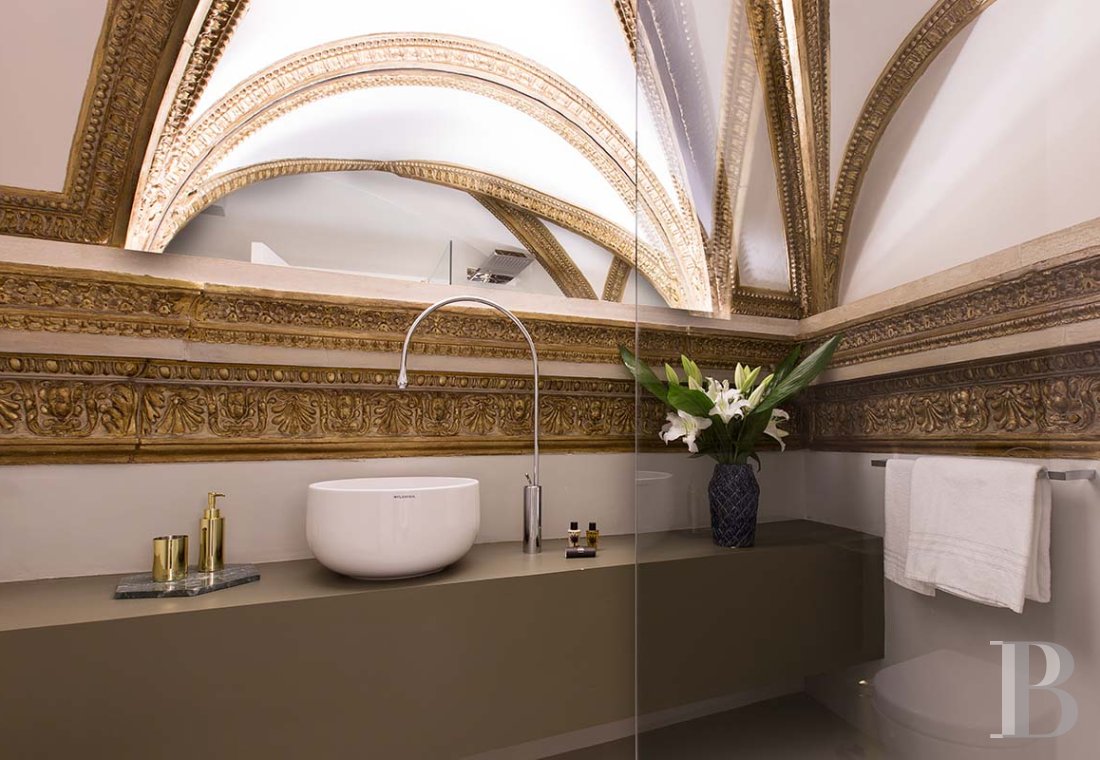 A vast, completely renovated apartment on the top floor of a 16th-century palazzo in Rome - photo  n°24