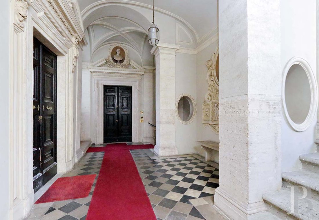 A vast, completely renovated apartment on the top floor of a 16th-century palazzo in Rome - photo  n°28
