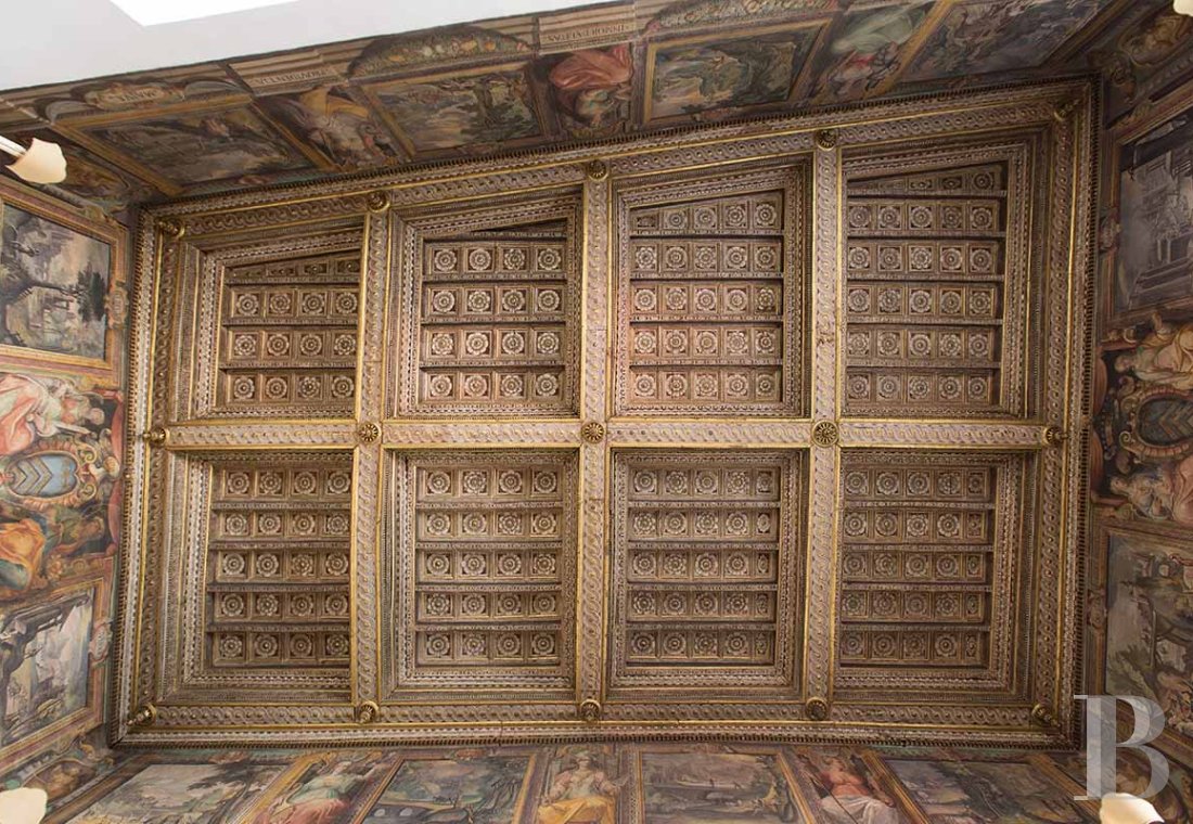 A vast, completely renovated apartment on the top floor of a 16th-century palazzo in Rome - photo  n°9