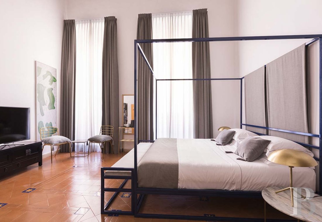 A vast, completely renovated apartment on the top floor of a 16th-century palazzo in Rome - photo  n°19