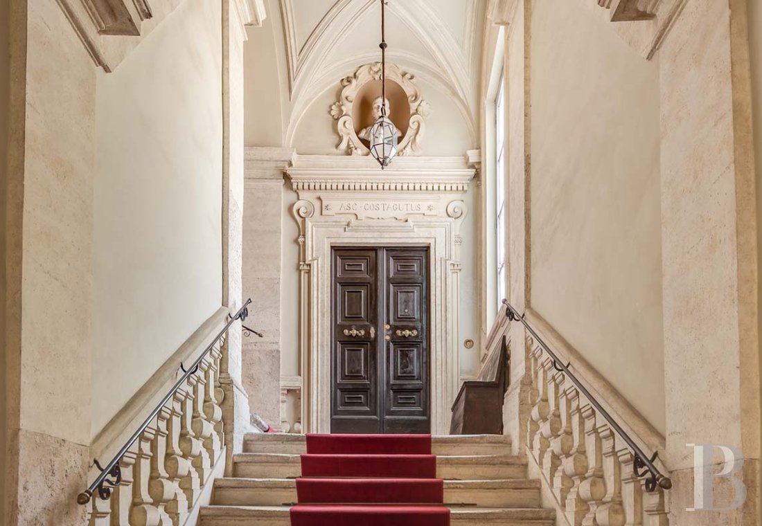 A vast, completely renovated apartment on the top floor of a 16th-century palazzo in Rome - photo  n°2
