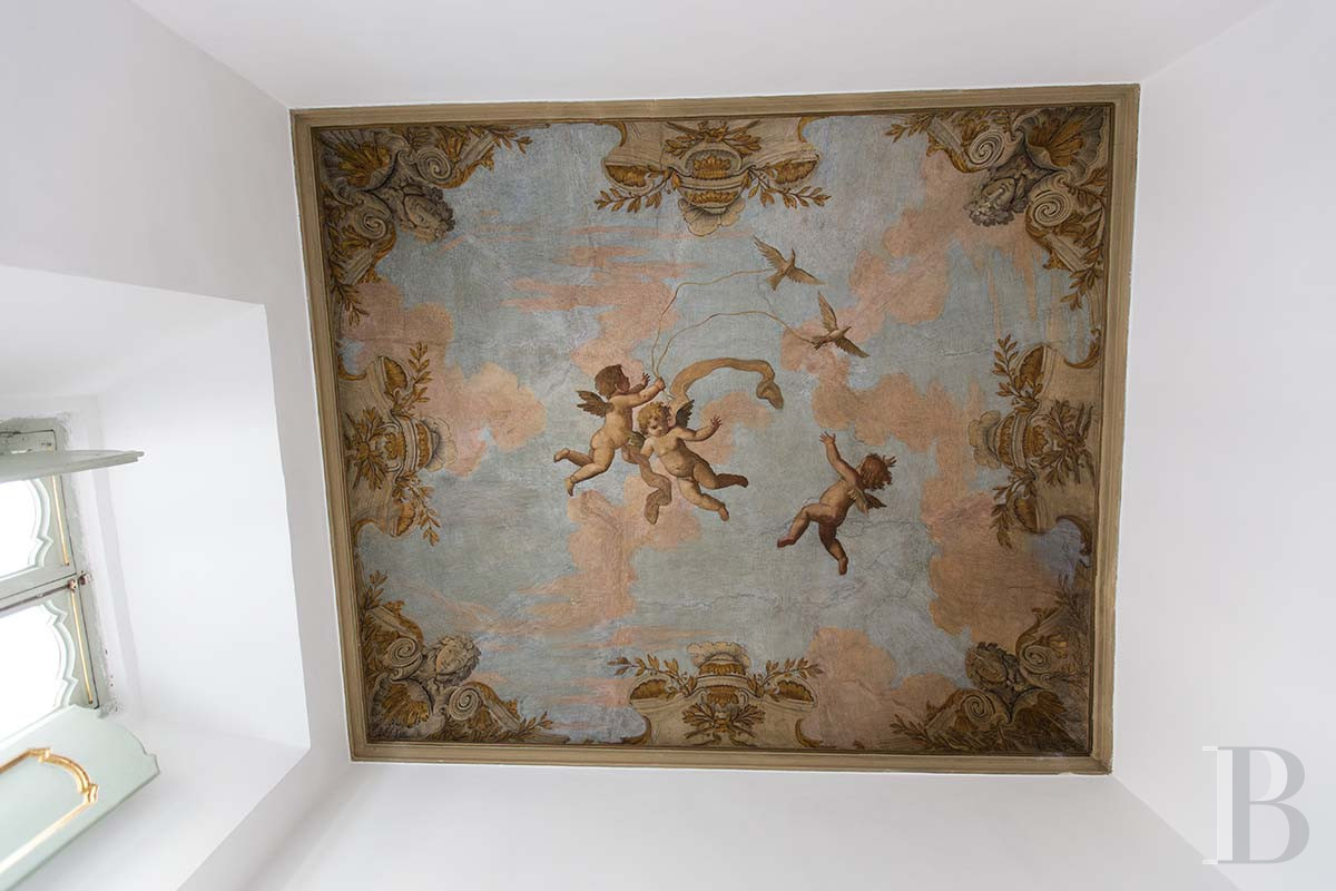 A vast, completely renovated apartment on the top floor of a 16th-century palazzo in Rome - photo  n°17