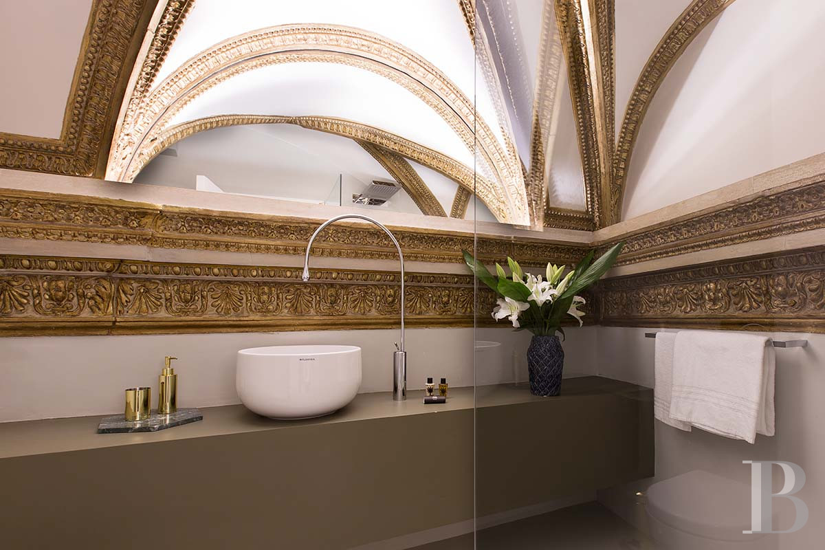 A vast, completely renovated apartment on the top floor of a 16th-century palazzo in Rome - photo  n°24