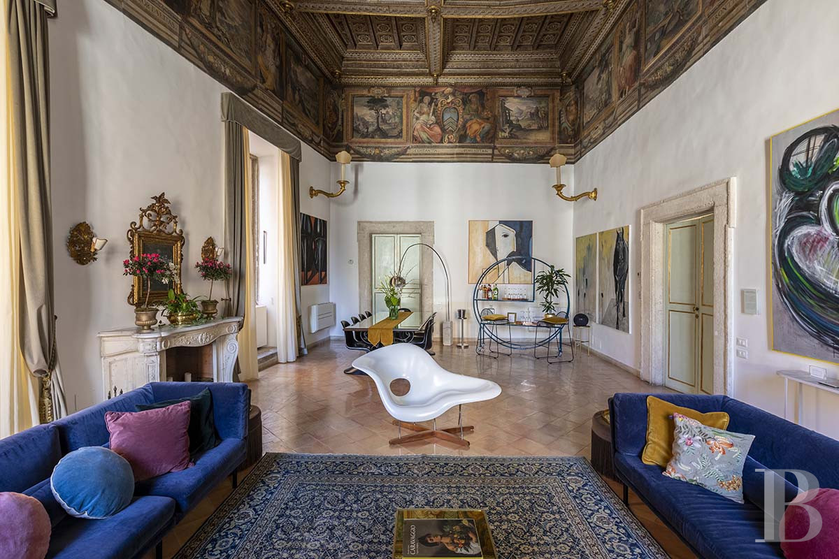 A vast, completely renovated apartment on the top floor of a 16th-century palazzo in Rome - photo  n°1