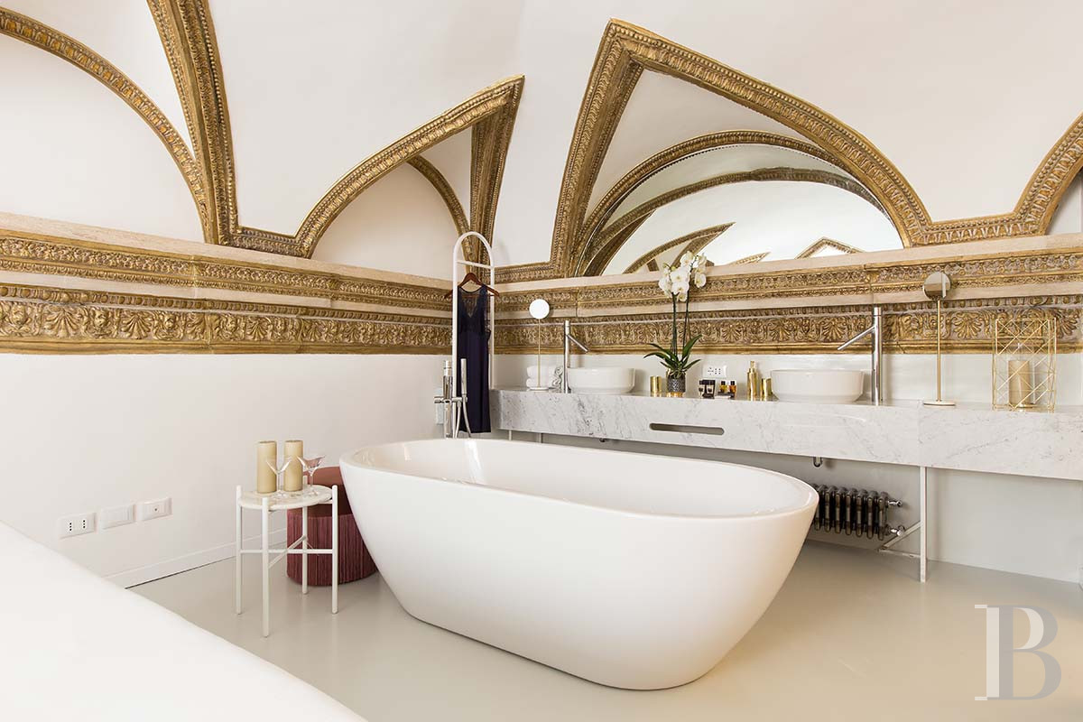 A vast, completely renovated apartment on the top floor of a 16th-century palazzo in Rome - photo  n°23