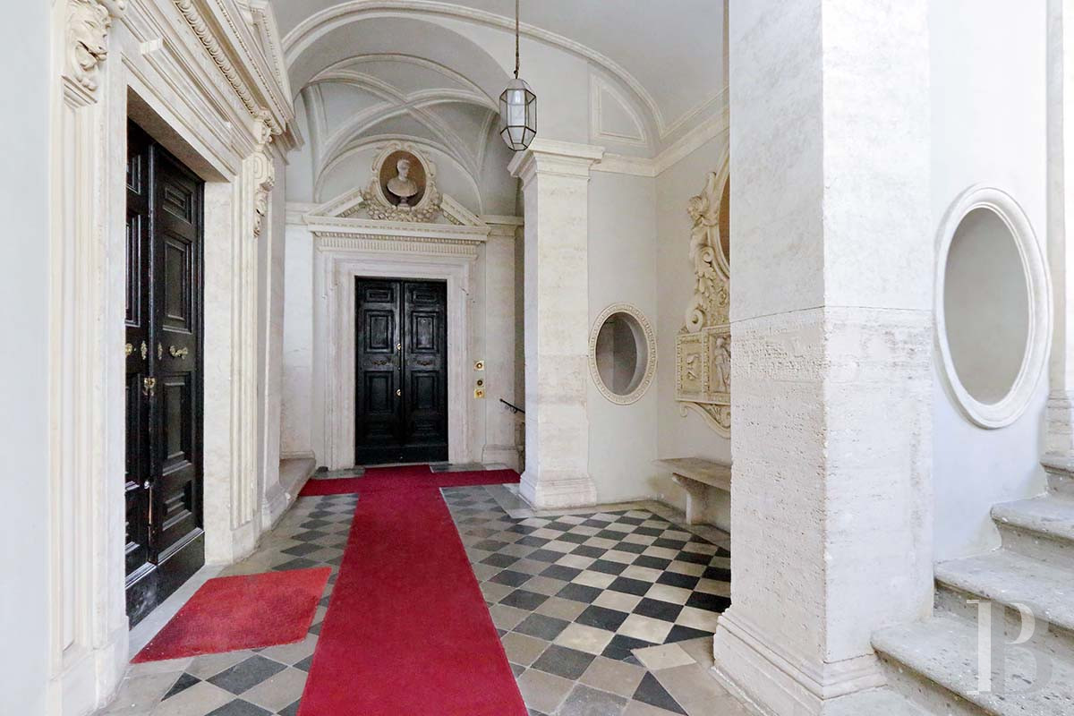 A vast, completely renovated apartment on the top floor of a 16th-century palazzo in Rome - photo  n°28