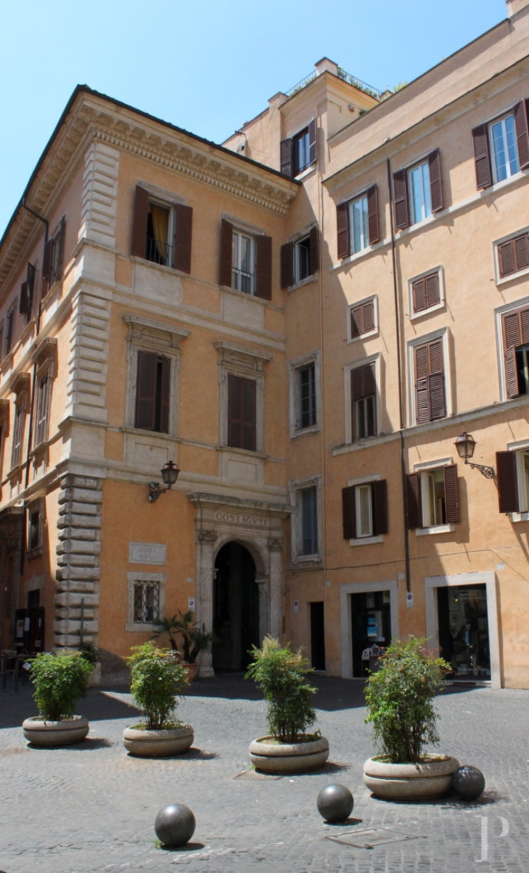 A vast, completely renovated apartment on the top floor of a 16th-century palazzo in Rome - photo  n°27