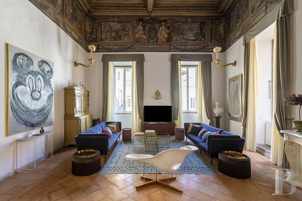 A vast, completely renovated apartment on the top floor of a 16th-century palazzo in Rome - photo  n°4