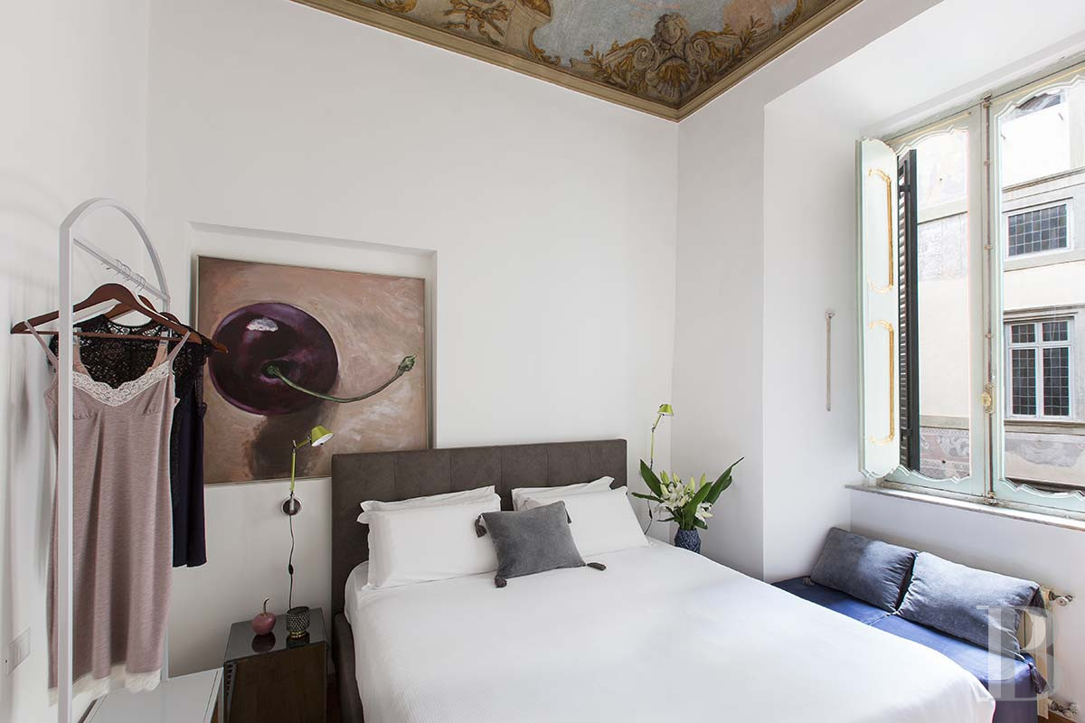 A vast, completely renovated apartment on the top floor of a 16th-century palazzo in Rome - photo  n°18