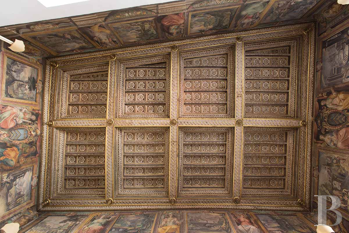 A vast, completely renovated apartment on the top floor of a 16th-century palazzo in Rome - photo  n°9