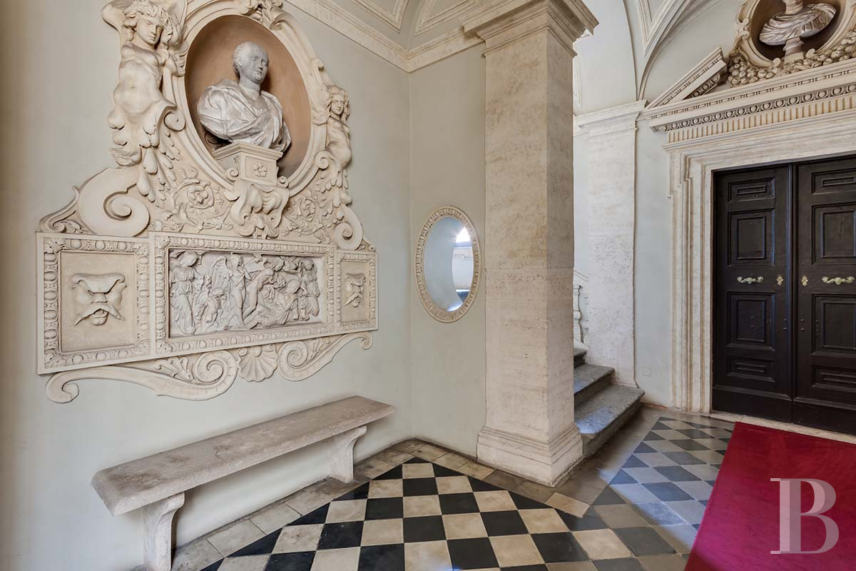 A vast, completely renovated apartment on the top floor of a 16th-century palazzo in Rome - photo  n°25