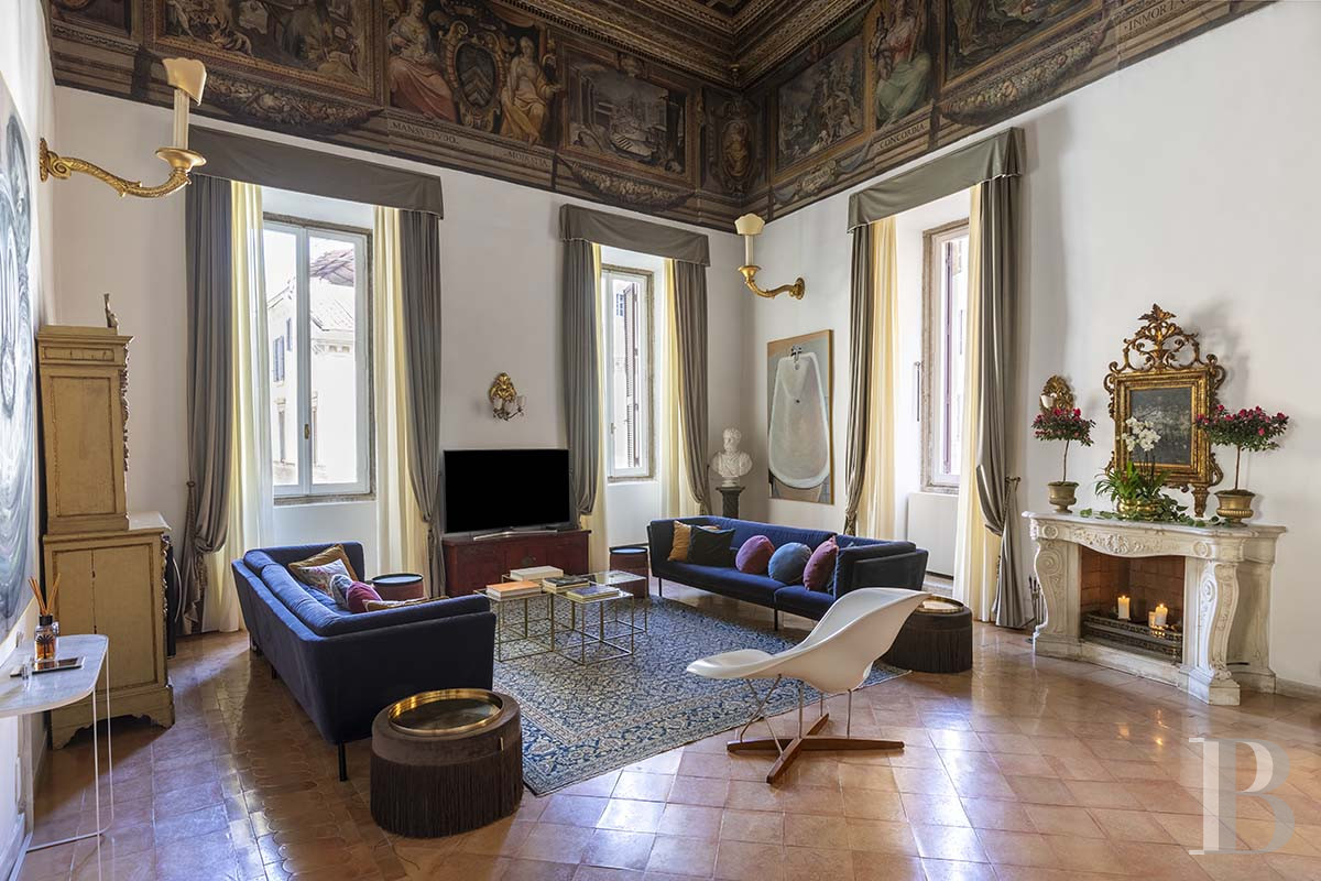 A vast, completely renovated apartment on the top floor of a 16th-century palazzo in Rome - photo  n°8