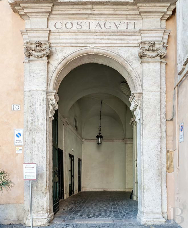 A vast, completely renovated apartment on the top floor of a 16th-century palazzo in Rome - photo  n°26
