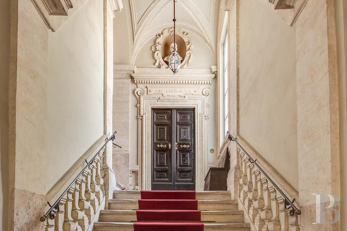 A vast, completely renovated apartment on the top floor of a 16th-century palazzo in Rome - photo  n°2