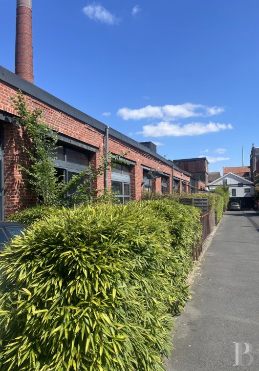 À Roubaix, au cœur d’un site industriel, une ancienne teinturerie transformée en maison-loft avec jardin - photo  n°2