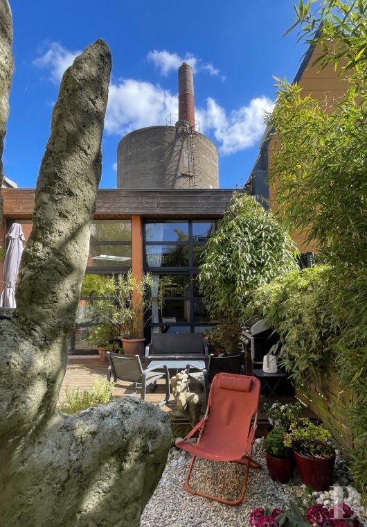 À Roubaix, au cœur d’un site industriel, une ancienne teinturerie transformée en maison-loft avec jardin - photo  n°3