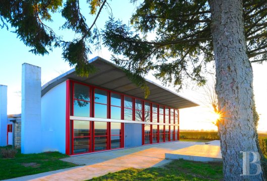 lorraine - Rencontre entre architecture moderniste et horizon lorrain,
 un ancien club-house d’aérodrome inscrit MH, signé Le Corbusier et Jean Prouvé