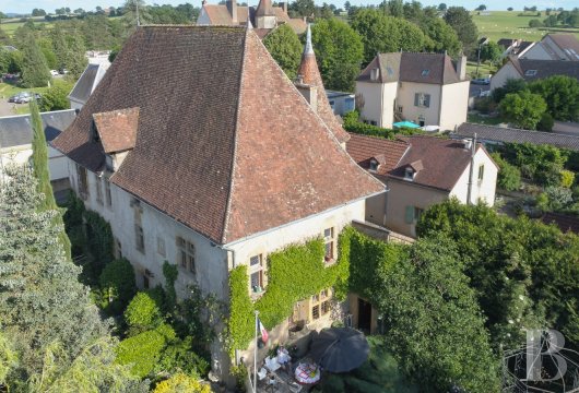 bourgogne - Au sud de la Bourgogne et au berceau de la race charolaise, une ancienne maison forte du 14e s. et son jardin arboré