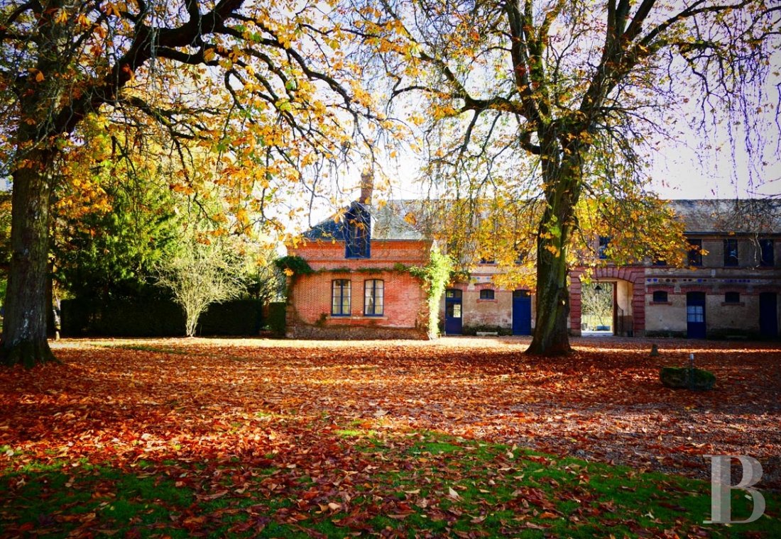 Au nord de Châteaudun, en Eure-et-Loir,  un château dans son parc à l’anglaise et ses vastes bois - photo  n°3