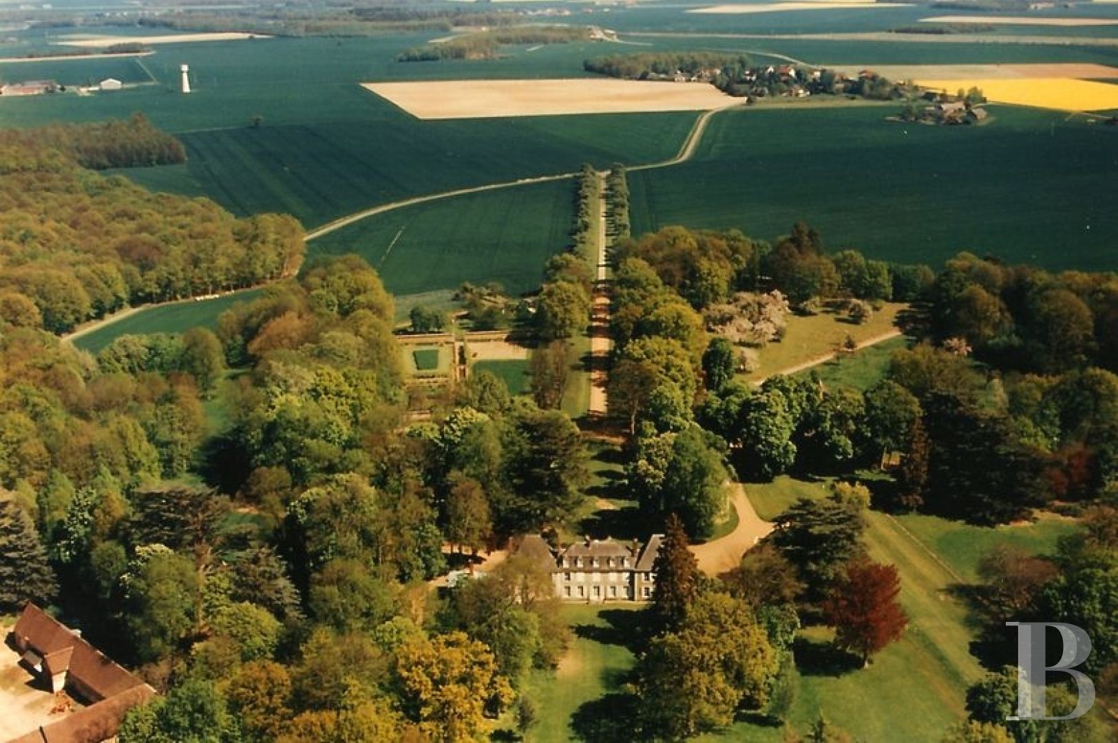 Au nord de Châteaudun, en Eure-et-Loir,  un château dans son parc à l’anglaise et ses vastes bois - photo  n°1