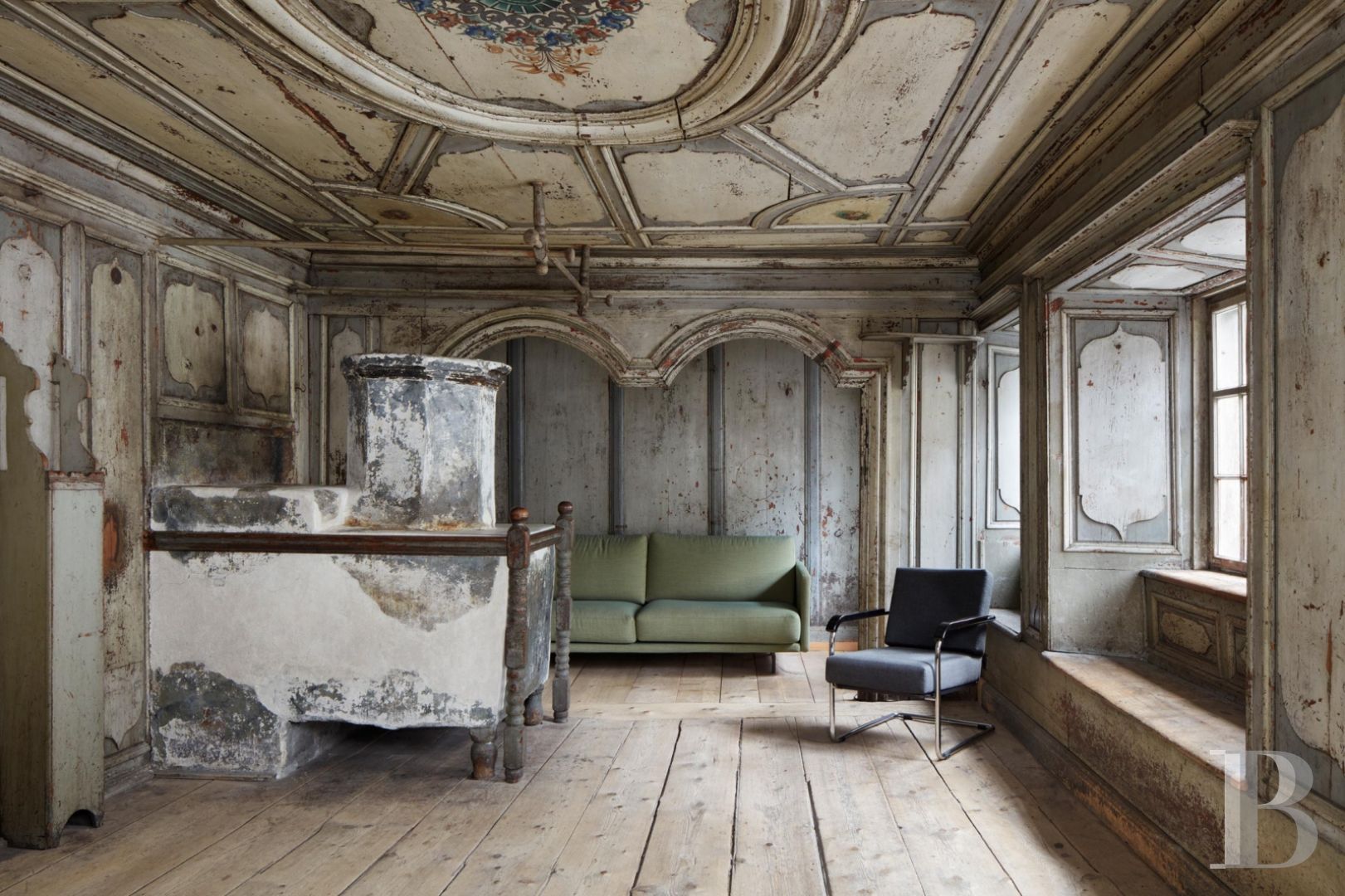 In Switzerland, in the canton of Graubünden, a baroque house and its tower in the heart of a mountain village - photo  n°2