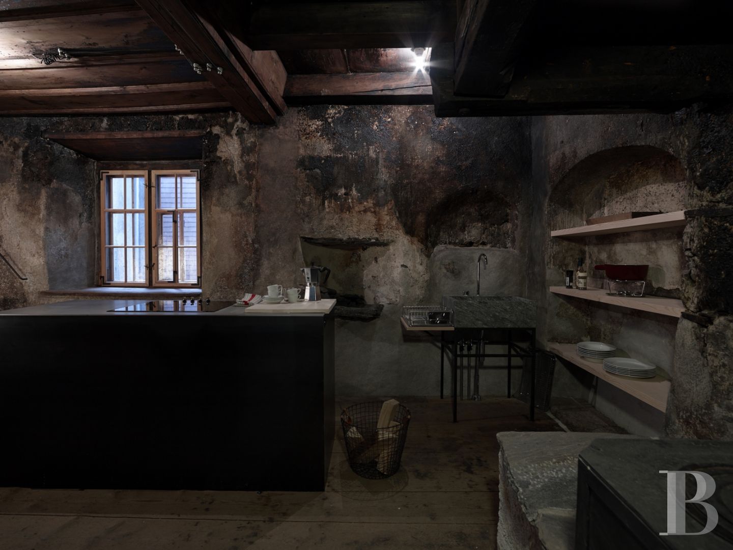 In Switzerland, in the canton of Graubünden, a baroque house and its tower in the heart of a mountain village - photo  n°3