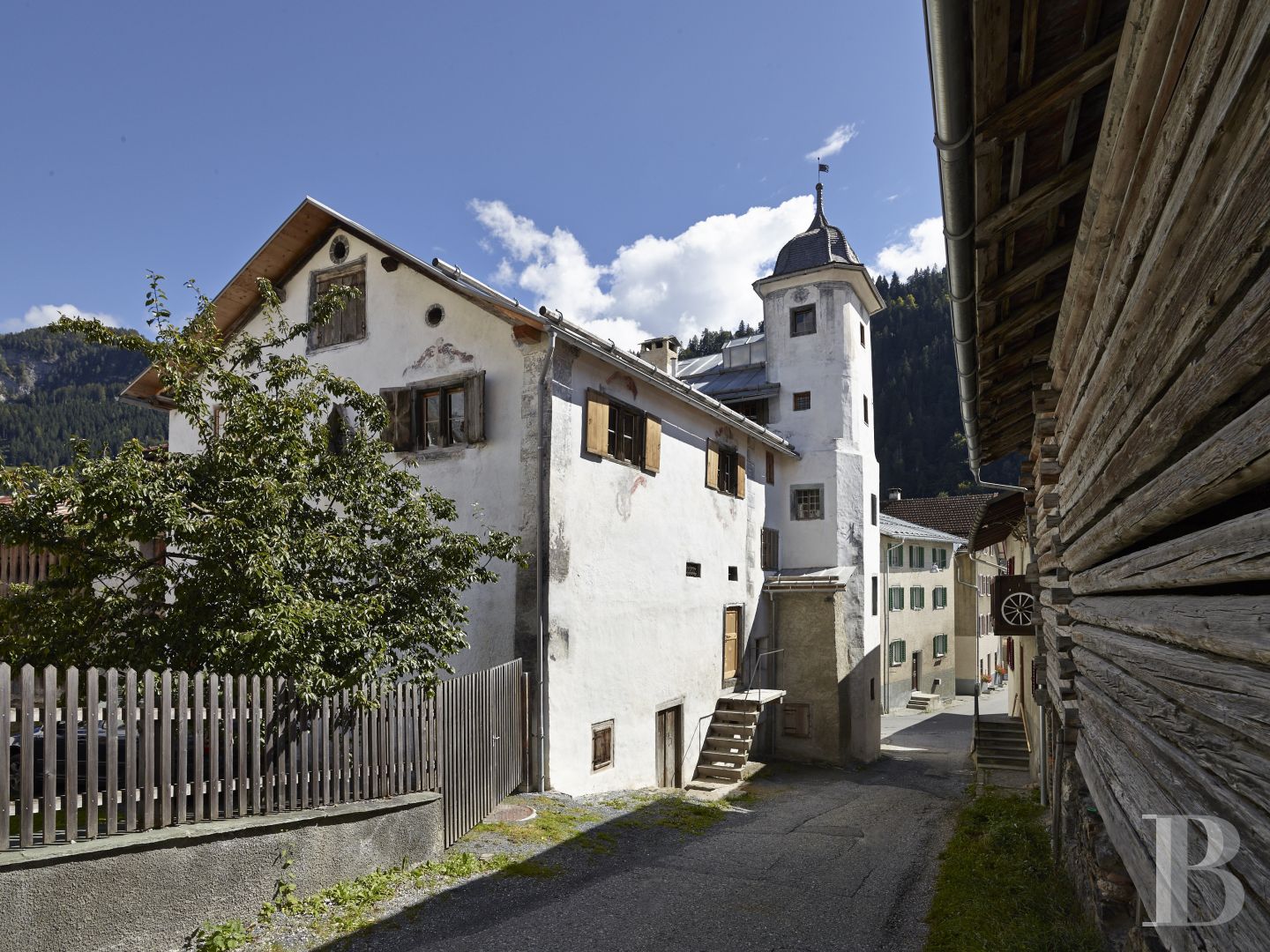 In Switzerland, in the canton of Graubünden, a baroque house and its tower in the heart of a mountain village - photo  n°14