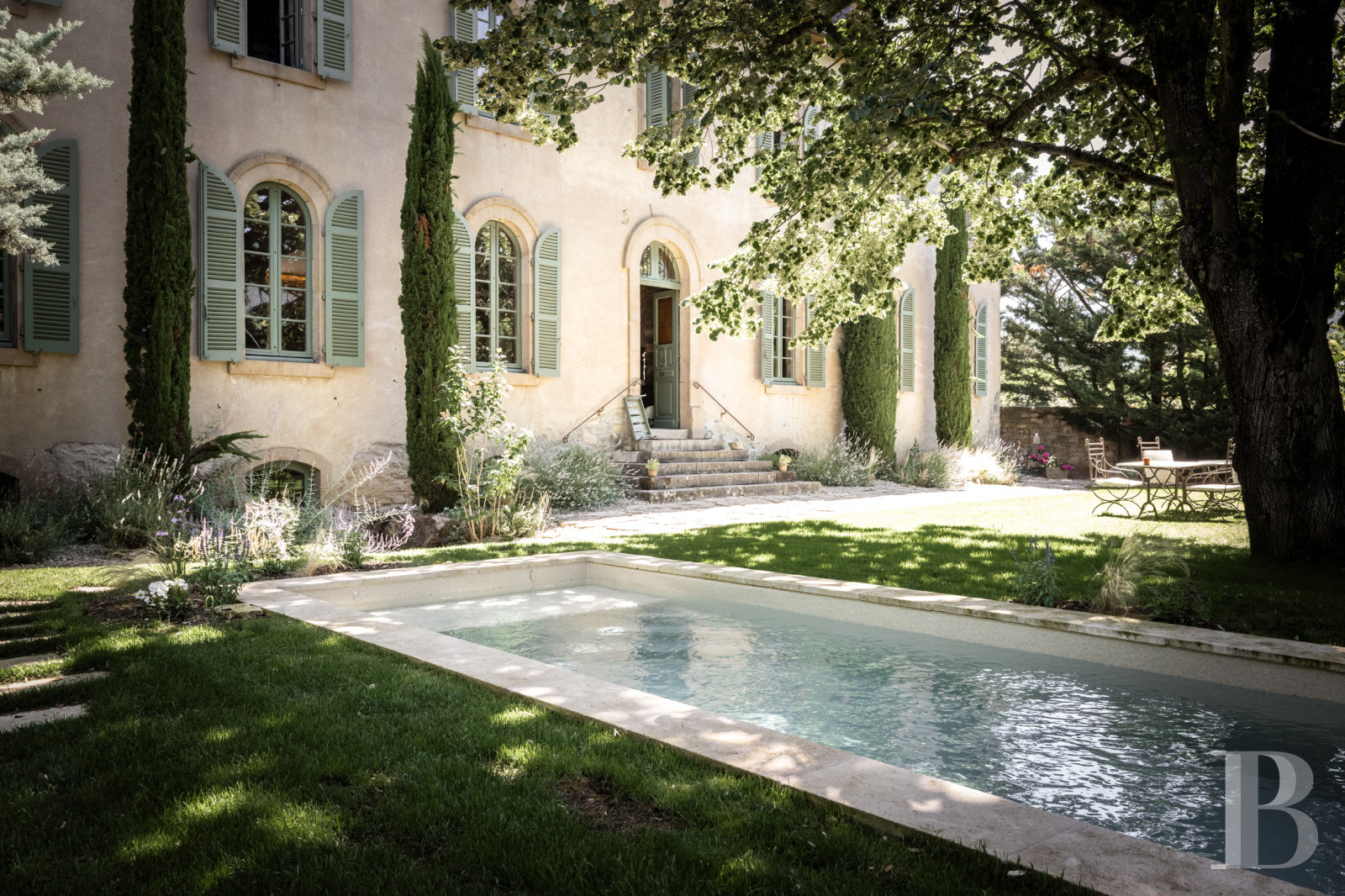 Dans l’Aveyron, aux portes de Millau, un ancien convent du 19e siècle en son jardin  - photo  n°1