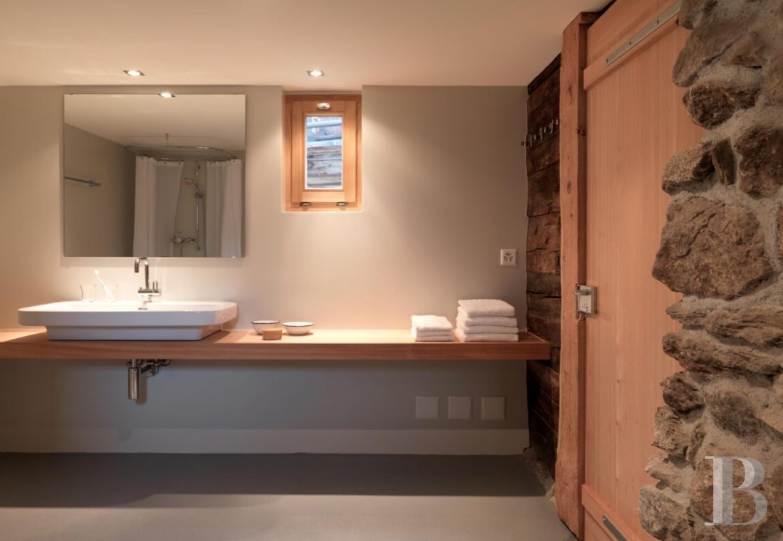 Dans le Valais, au cœur des Alpes suisses,  un chalet traditionnel subtilement rénové - photo  n°6