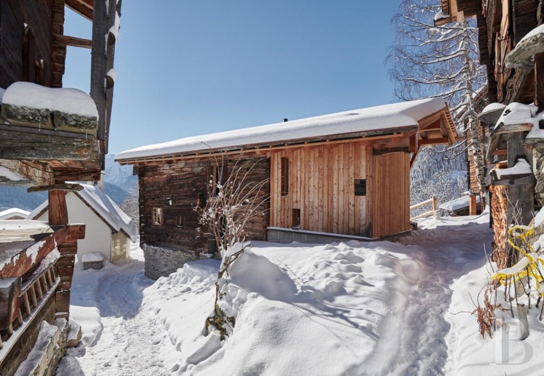 Dans le Valais, au cœur des Alpes suisses,  un chalet traditionnel subtilement rénové - photo  n°12