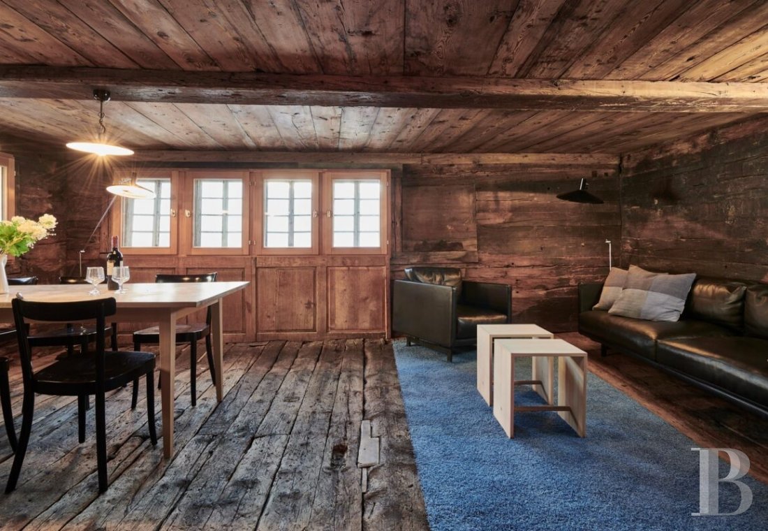 Dans le Valais, au cœur des Alpes suisses,  un chalet traditionnel subtilement rénové - photo  n°5
