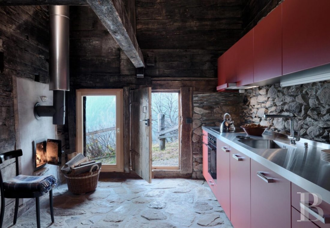 Dans le Valais, au cœur des Alpes suisses,  un chalet traditionnel subtilement rénové - photo  n°2