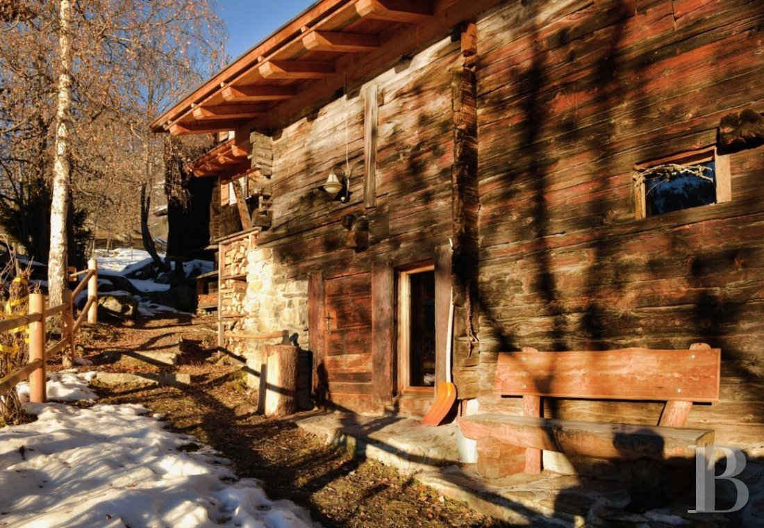 Dans le Valais, au cœur des Alpes suisses,  un chalet traditionnel subtilement rénové - photo  n°4