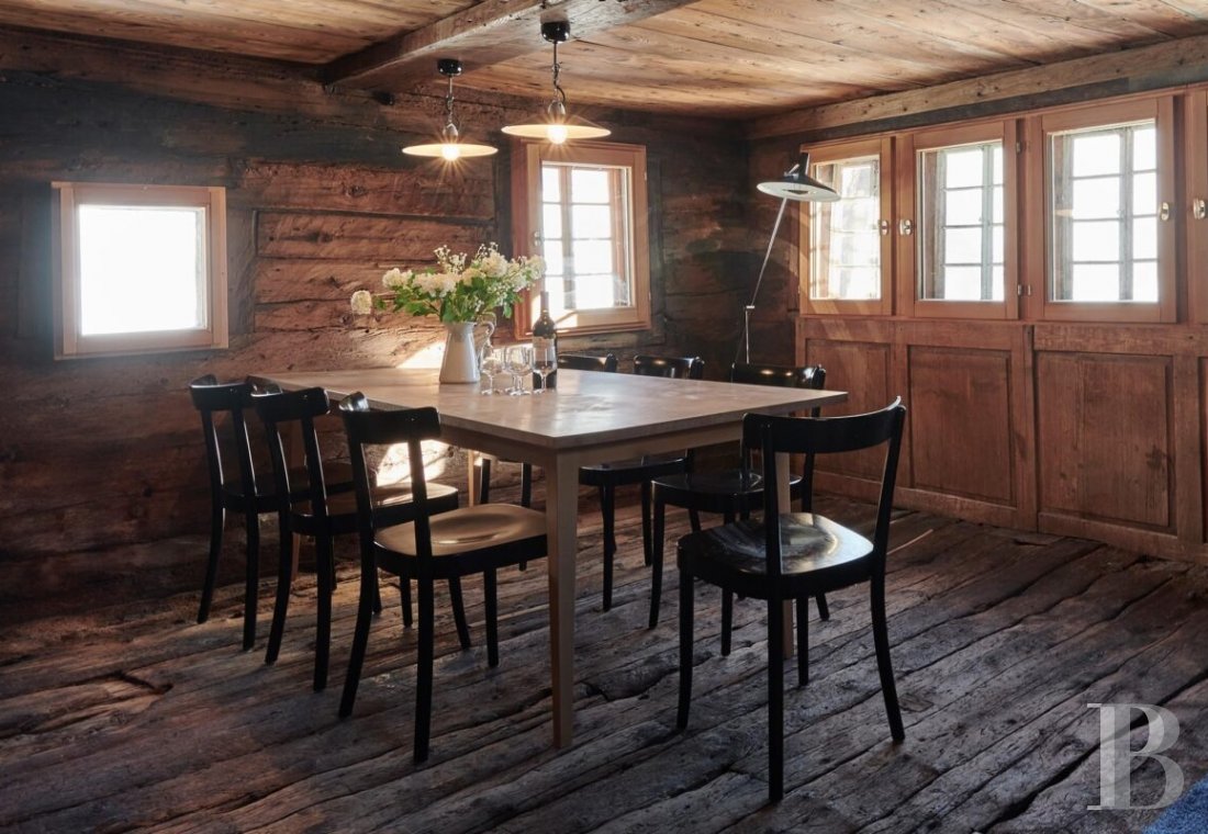 Dans le Valais, au cœur des Alpes suisses,  un chalet traditionnel subtilement rénové - photo  n°3