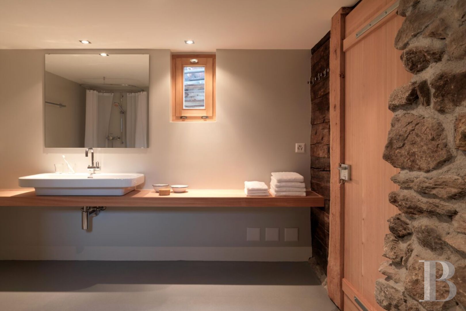 Dans le Valais, au cœur des Alpes suisses,  un chalet traditionnel subtilement rénové - photo  n°6