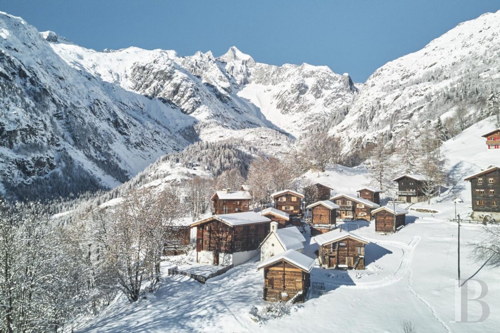 Dans le Valais, au cœur des Alpes suisses,  un chalet traditionnel subtilement rénové - photo  n°10