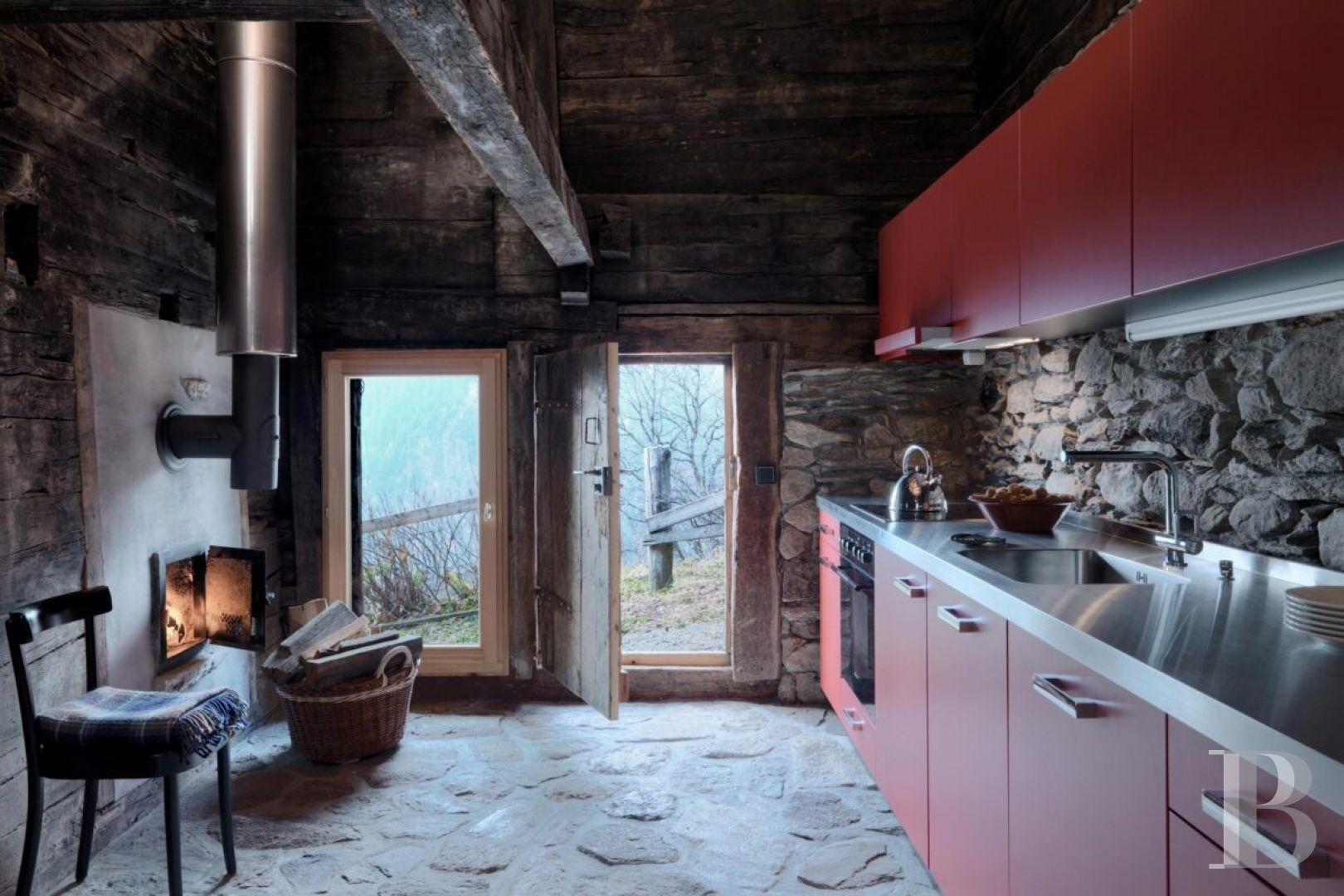 Dans le Valais, au cœur des Alpes suisses,  un chalet traditionnel subtilement rénové - photo  n°2